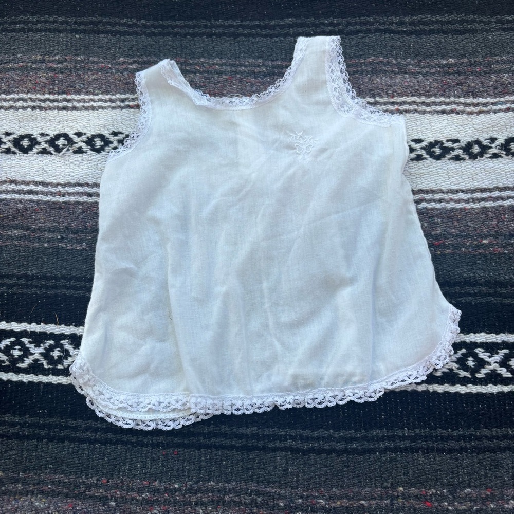 VINTAGE HER MAJESTY WHITE EMBROIDERED BUTTERFLY SLEEP SHIRT SIZE 18 MONTHS